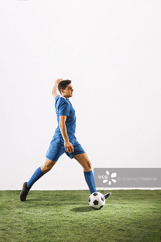 年轻的足球运动员控球图片素材
