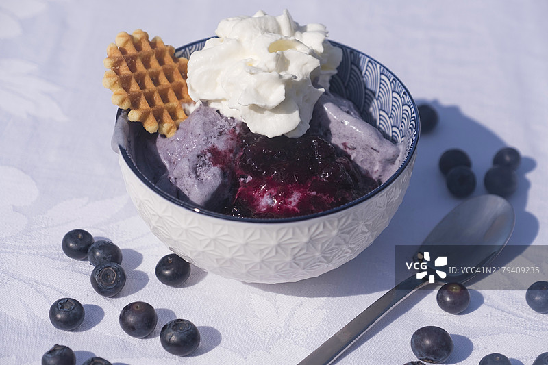 蓝莓冰淇淋圣代配蓝莓果盘和奶油（德国）图片素材
