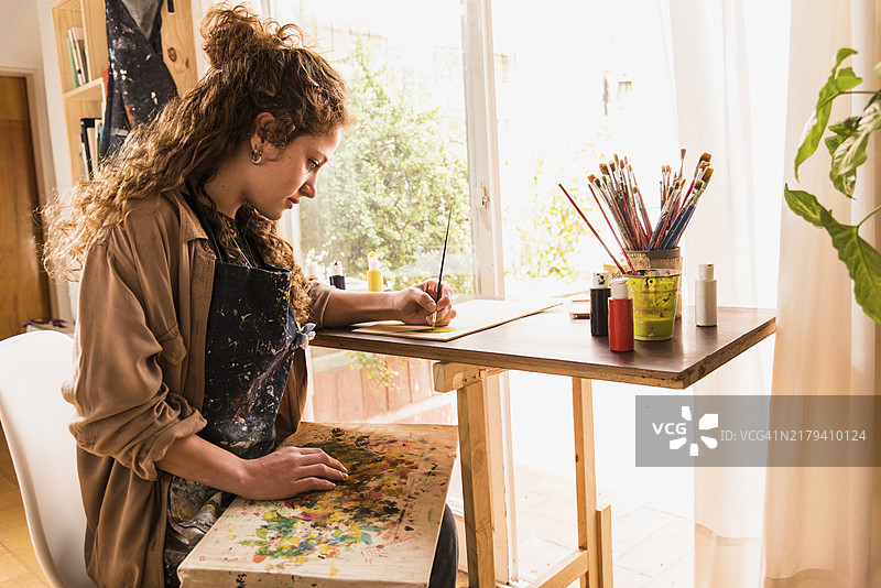 绘画帆布的女孩图片素材