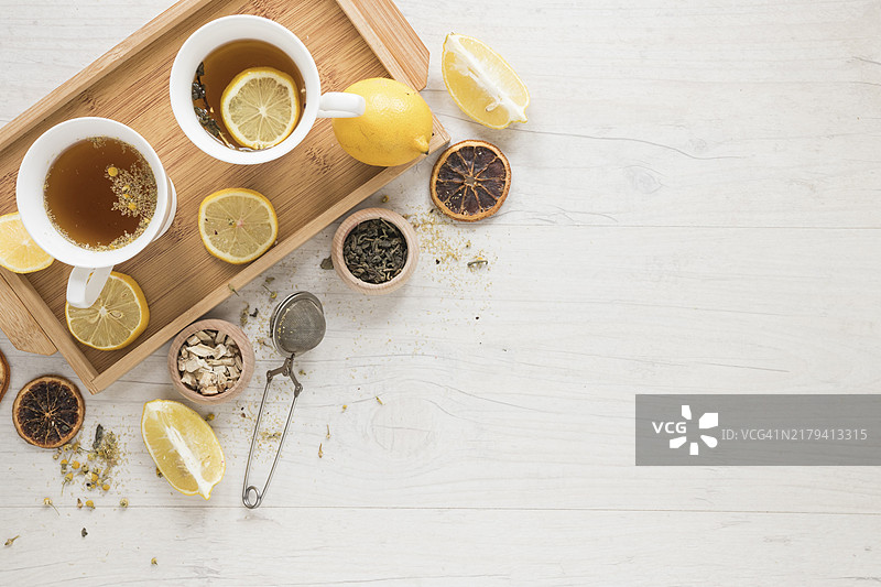 柠檬茶，配柠檬托盘，草本植物，白色木桌图片素材