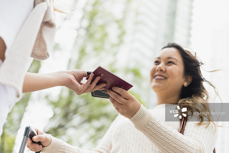 女人给朋友护照特写图片素材