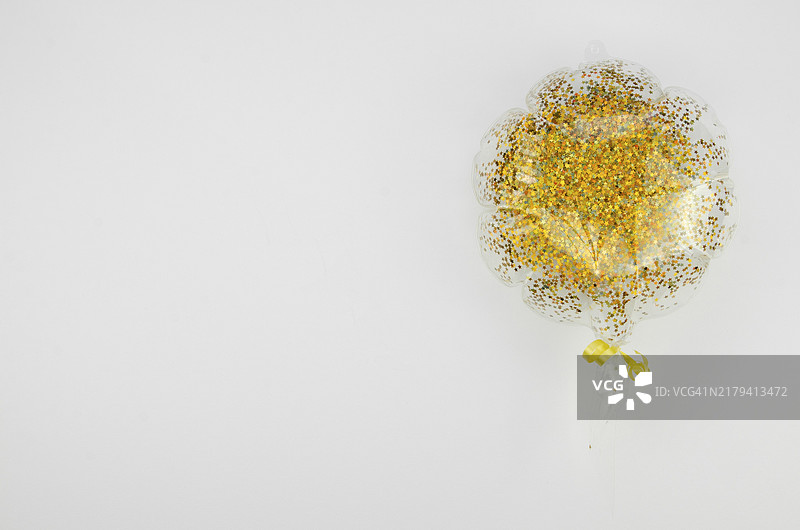 装满金色闪粉的气球图片素材