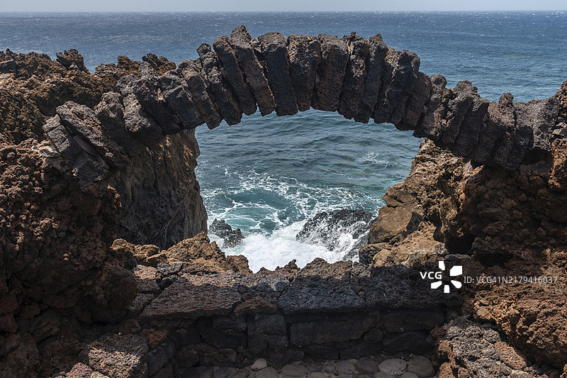 耶罗岛维罗达尔海滩上火山石拱门，加那利群岛图片素材