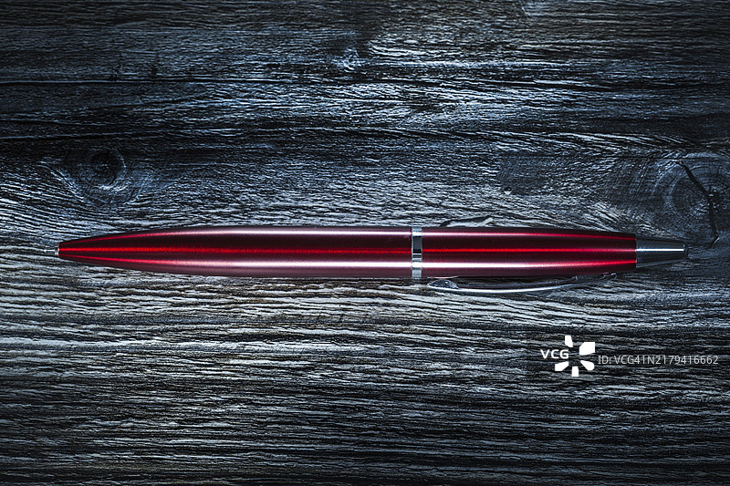 木板上的圆珠笔图片素材