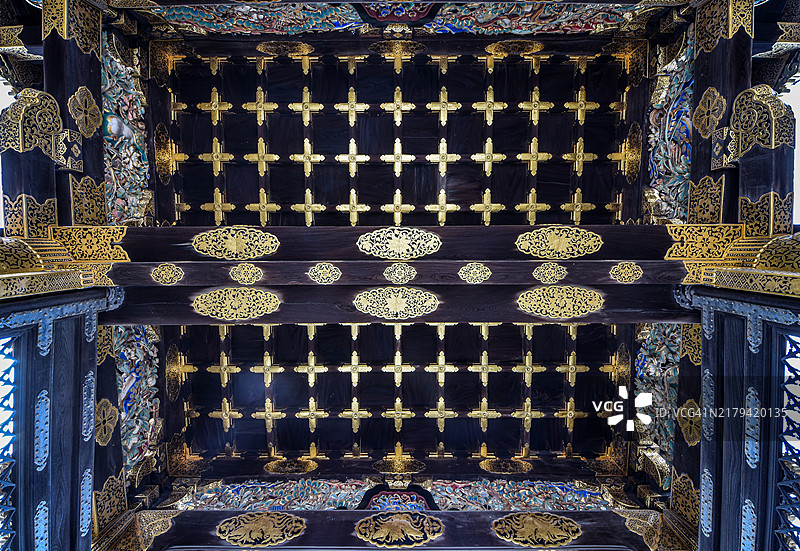 位于日本关西京都二条城“二之丸”宫殿的“唐门”下方装饰图片素材