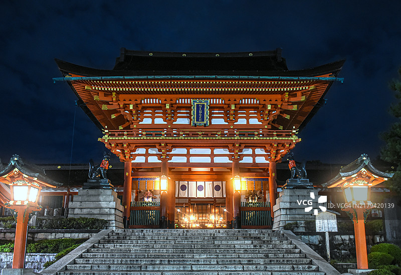 京都关西的伏见稻荷大社入口（寺庙外观）图片素材