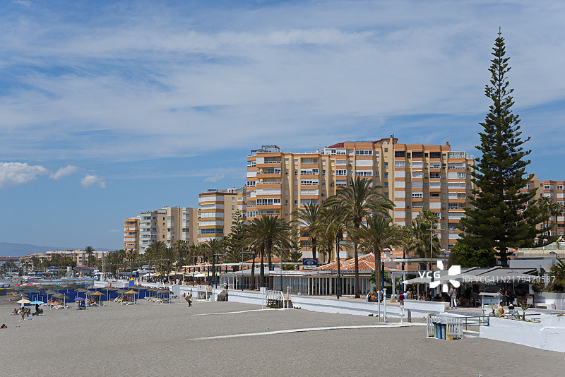 海滩长廊，高层住宅楼和棕榈树，夏季天空，西班牙安达卢西亚自治区马拉加省托罗克斯图片素材