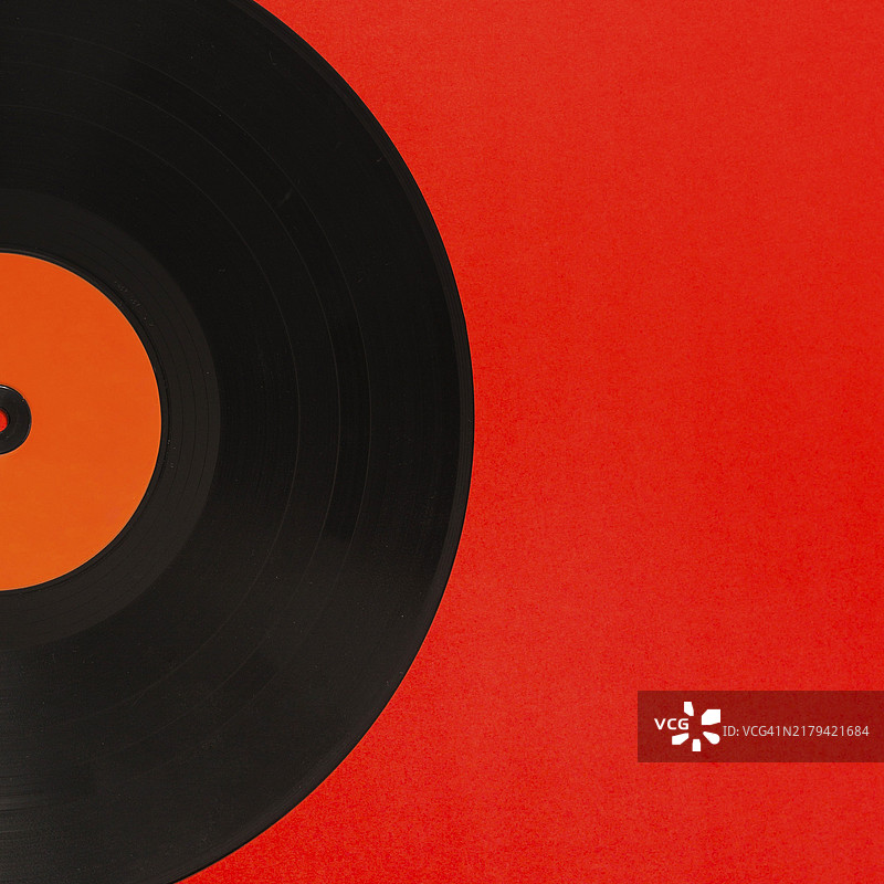 红色背景的黑胶唱片特写图片素材