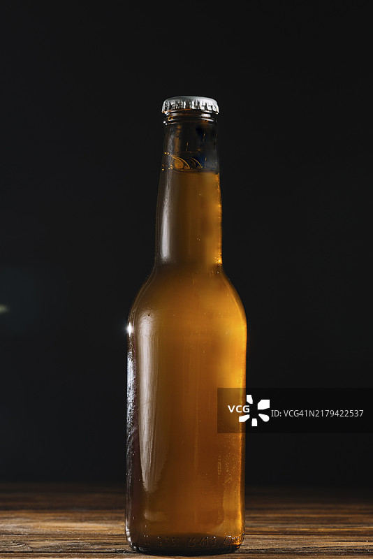 木桌上的啤酒瓶特写图片素材