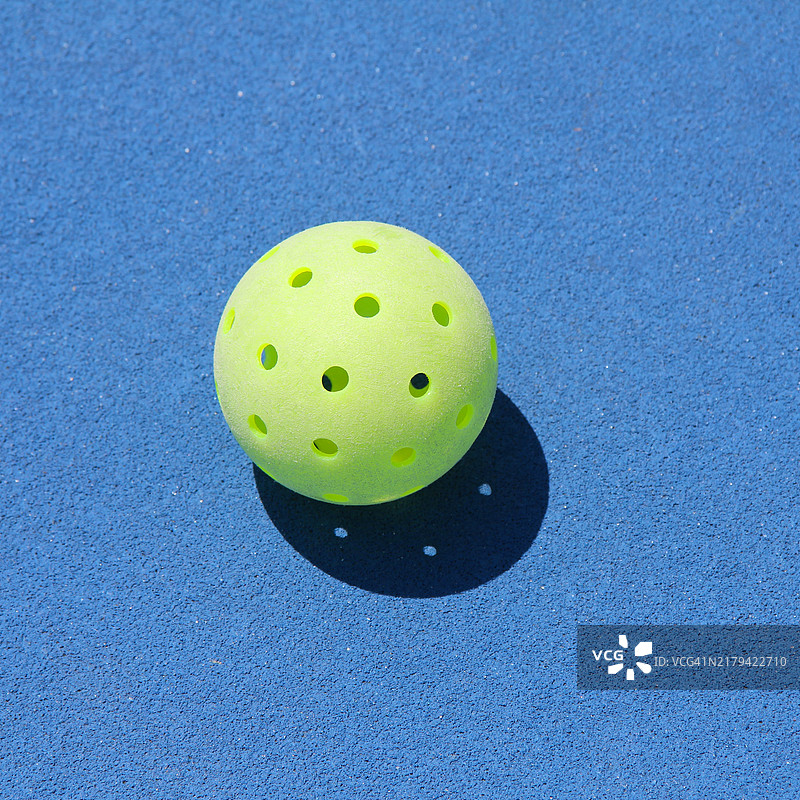 蓝色室外球场上的匹克球特写图片素材