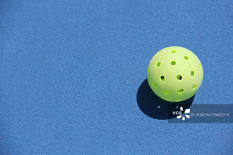 蓝色球场上的匹克球俯视图图片素材