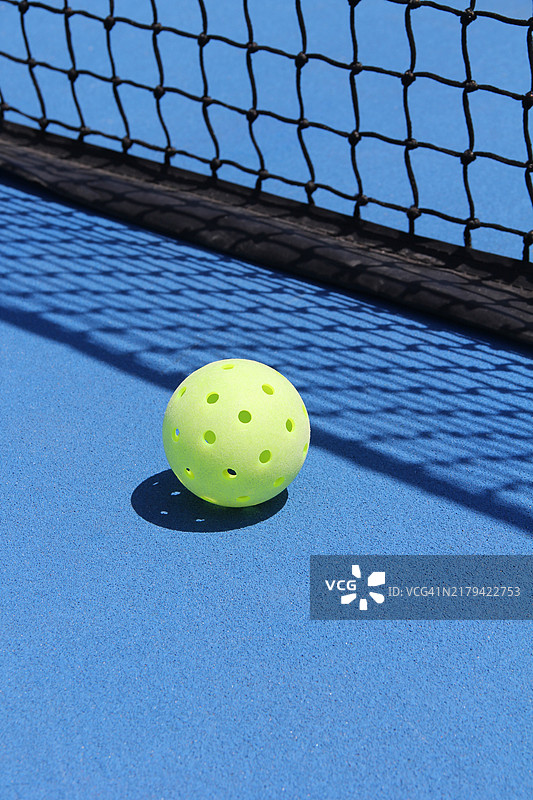 室外阴影中的匹克球和球网特写图片素材