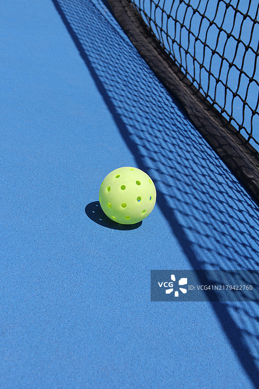 室外匹克球场、球网和匹克球图片素材