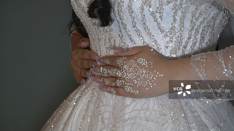 穿着手绘图案婚纱的新娘图片素材