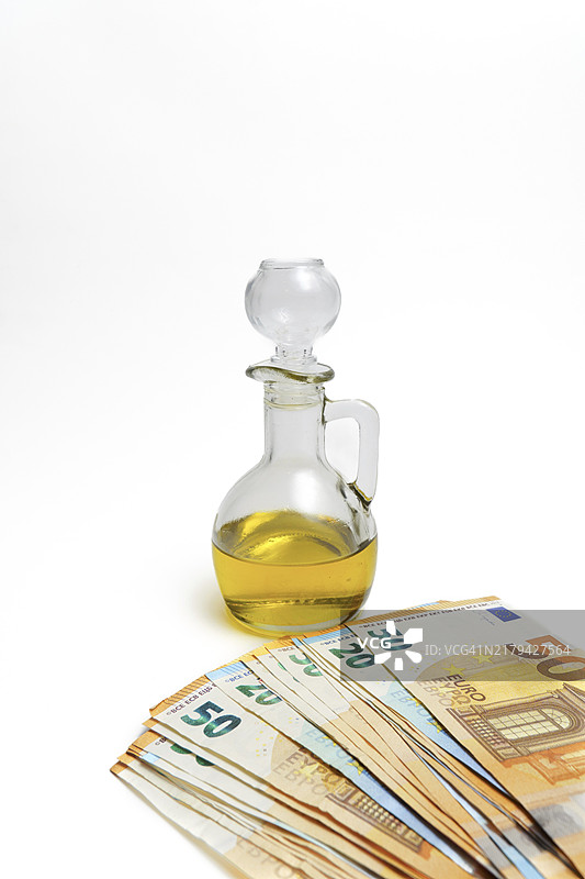 欧元纸币和橄榄油瓶，石油价格上涨概念图片素材