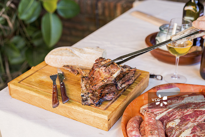 手持烤牛排的人图片素材