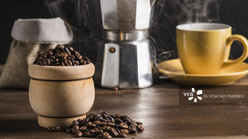 咖啡器具旁的咖啡豆图片素材