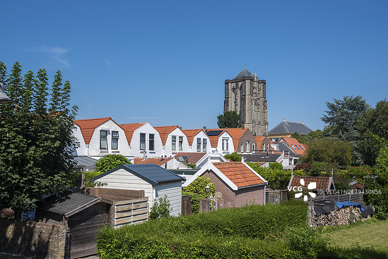 荷兰泽兰省济里克泽市的西街花园和后院，远处是圣列文斯大教堂塔楼图片素材