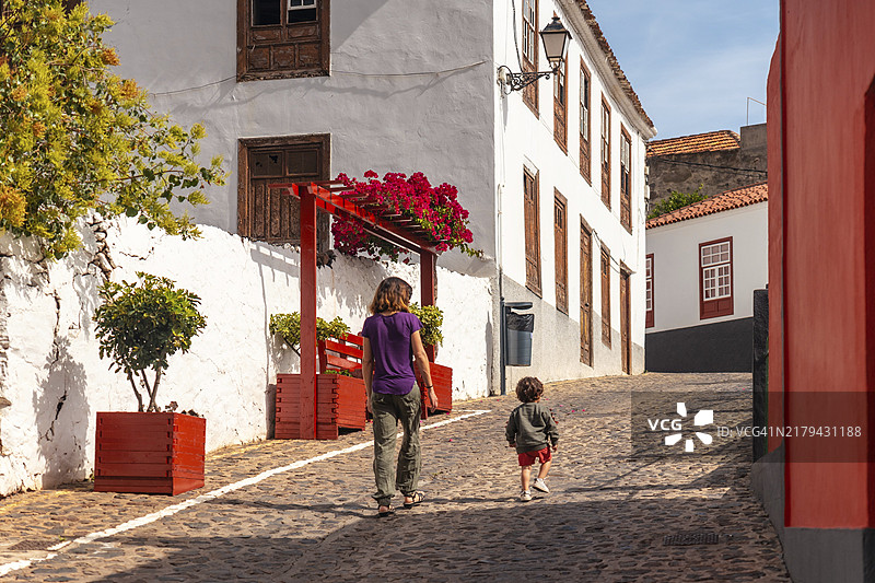 母子在加那利群岛戈梅拉岛阿古洛村度假图片素材