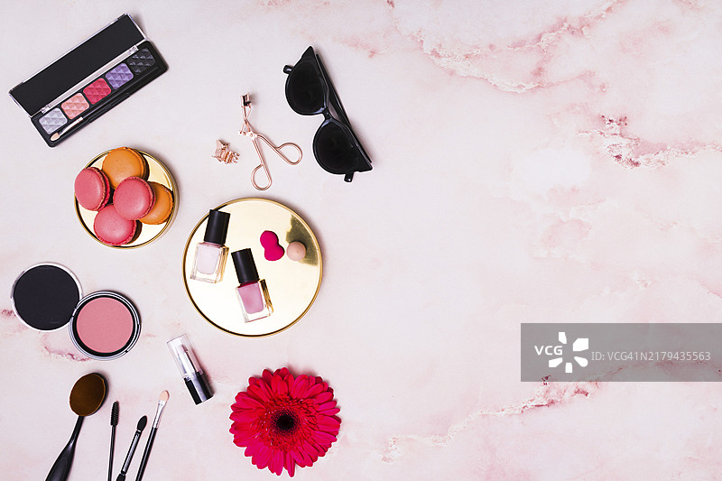 马卡龙、太阳镜和化妆品粉色纹理背景图片素材