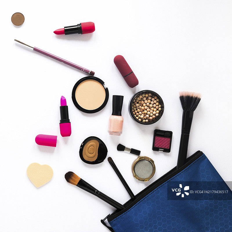 从化妆包里散落出来的各种化妆品图片素材