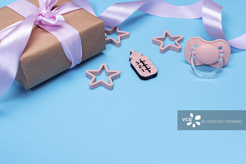 可爱女婴配饰（高角度拍摄，含留白）图片素材