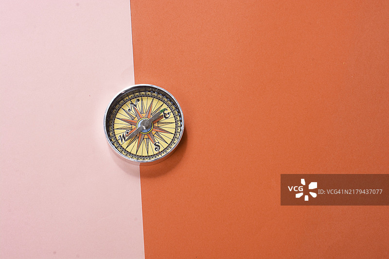 旅行概念：磁性罗盘工具图片素材