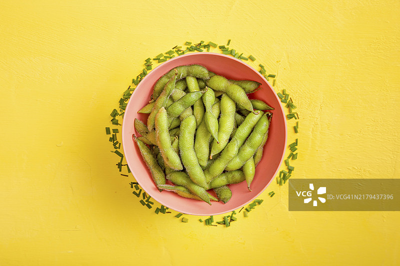 扁平风格的毛豆碗配新鲜细香葱图片素材