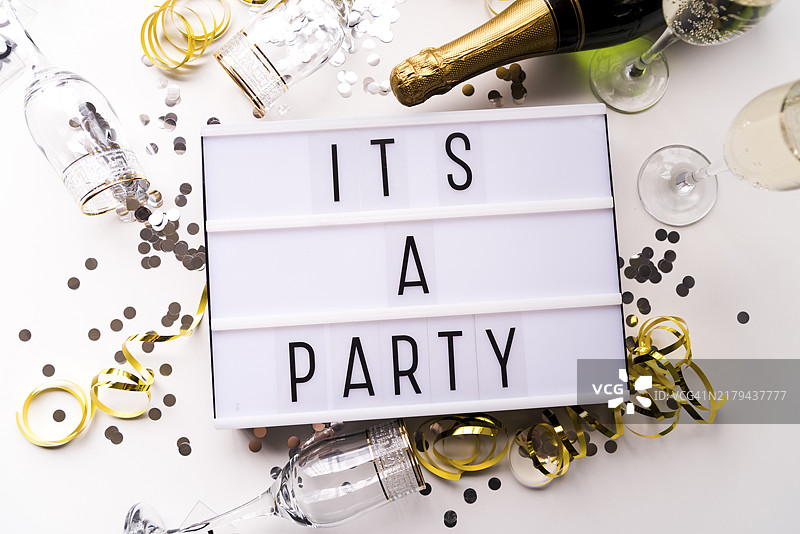 白色灯箱派对文本香槟瓶白色背景图片素材