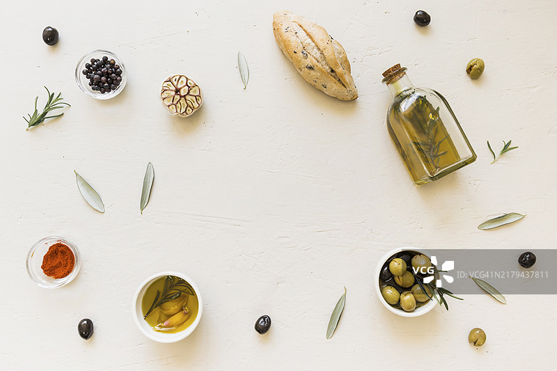 油瓶、面包、橄榄和香料图案图片素材