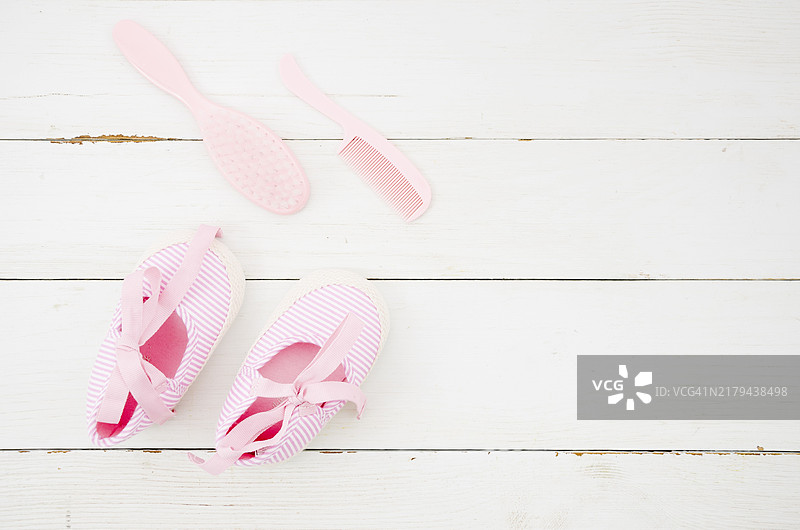 木质背景上的婴儿鞋俯视图图片素材