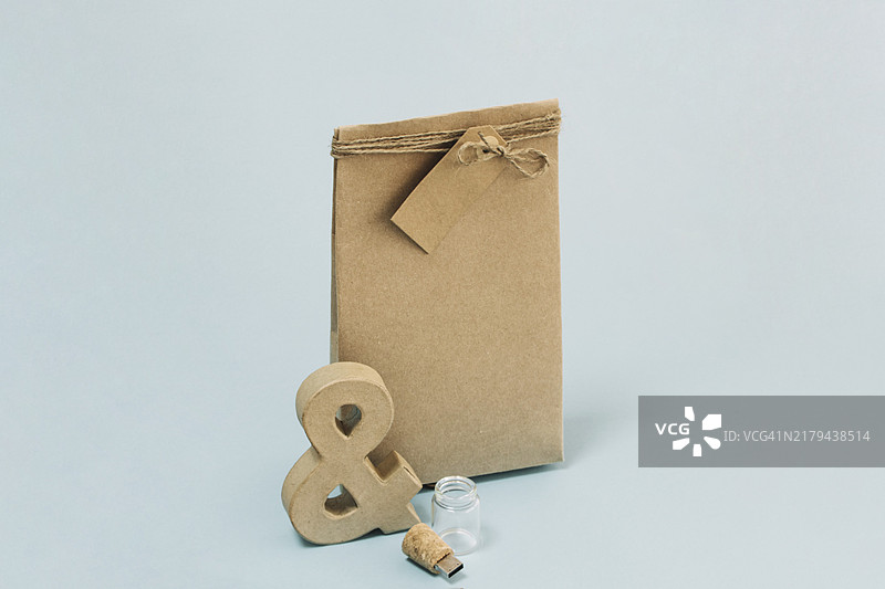 &符号U盘与纸袋图片素材