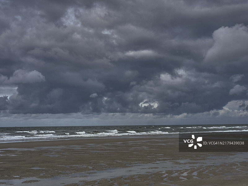 德国北海，风暴天空与拍岸海浪图片素材
