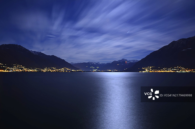 瑞士洛迦诺马焦雷湖的月光雪山夜景图片素材