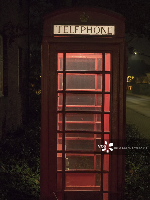 夜晚的红色电话亭，复古艺术效果，德国北莱茵-威斯特法伦州图片素材