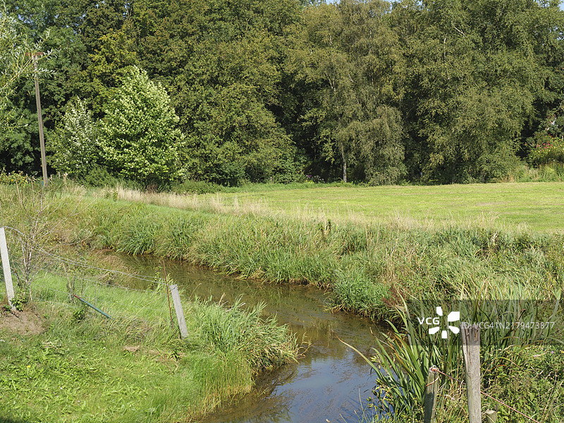 德国下萨克森州迪岑附近绿树成荫的小溪图片素材