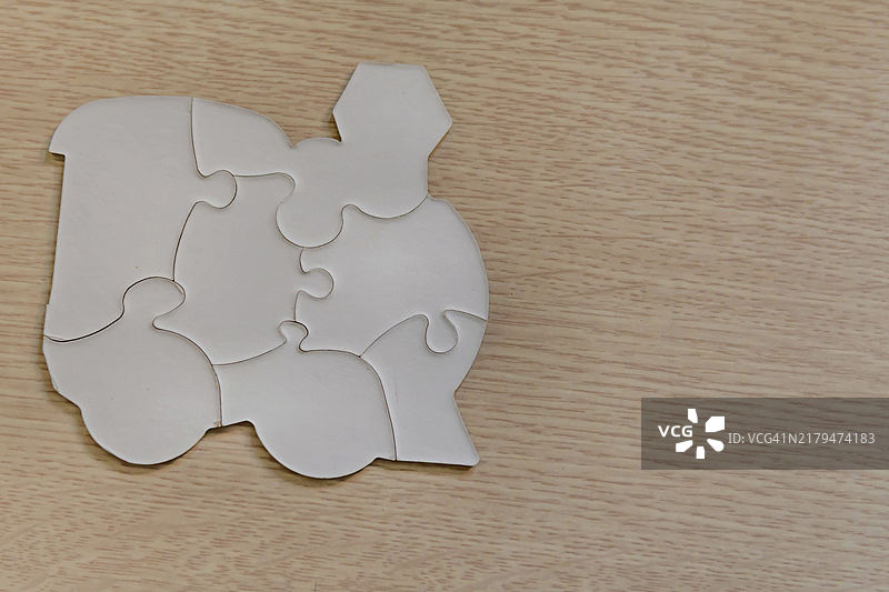 棕色木纹桌面上颠倒的火车机车拼图图片素材