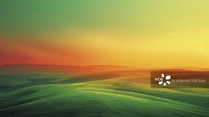 充满活力的日落下的绿色山丘图片素材