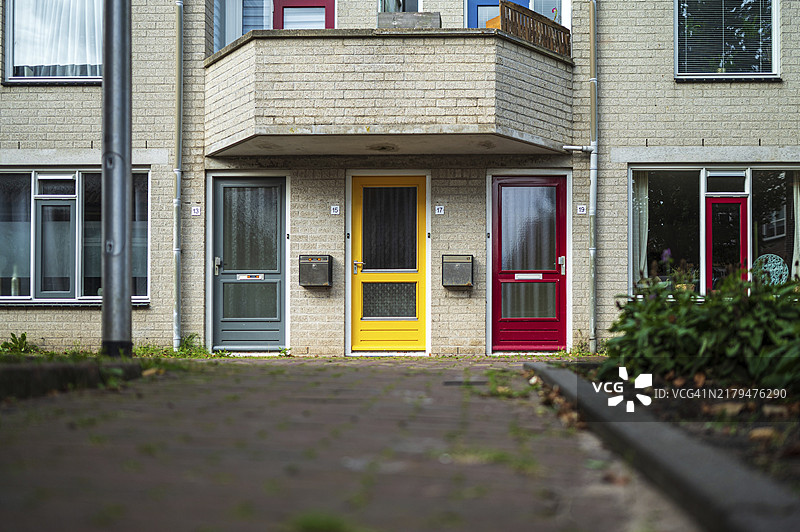 荷兰北荷兰省特塞尔岛登堡色彩鲜艳的现代住宅图片素材
