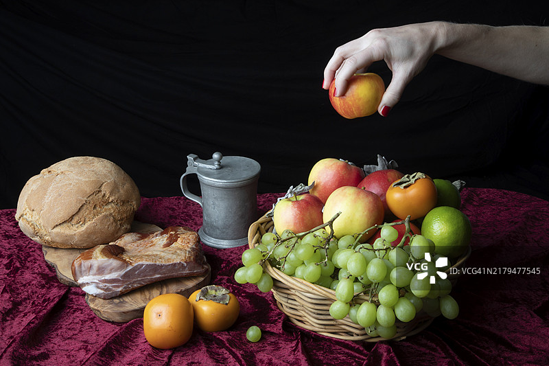 手、水罐、培根、面包和水果静物摄影图片素材