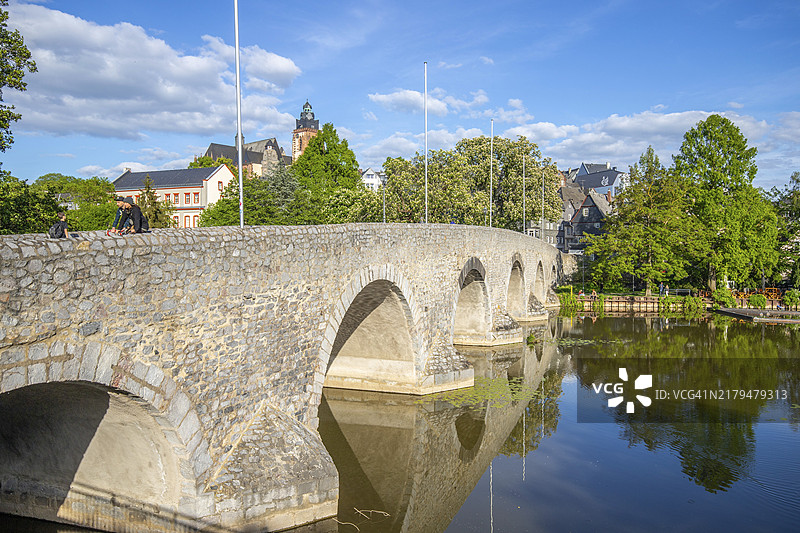 德国黑森州韦茨拉尔的拉恩河畔，半木结构房屋组成的古镇街景和桥梁（清晨）图片素材