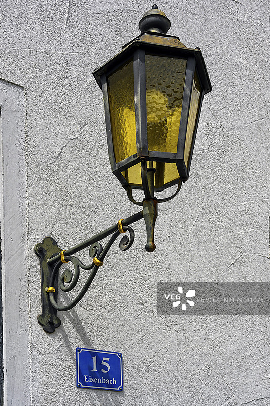 德国巴伐利亚布亨贝格集市克罗伊茨塔尔艾森巴赫房屋墙上的灯笼图片素材