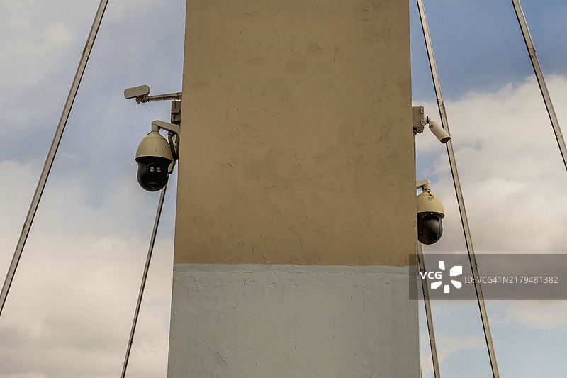 韩国混凝土桥墩上的两个闭路摄像头图片素材