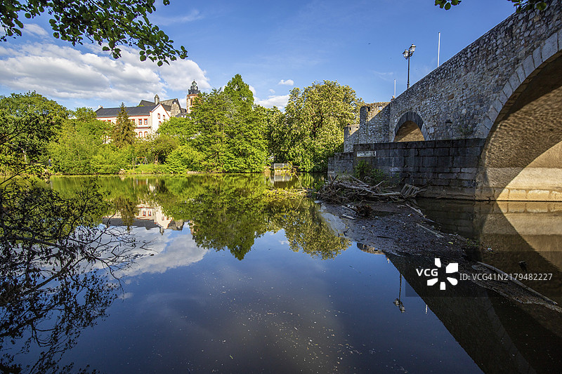 德国黑森州韦茨拉尔的拉恩河畔，半木结构房屋组成的古镇街景和桥梁（清晨）图片素材