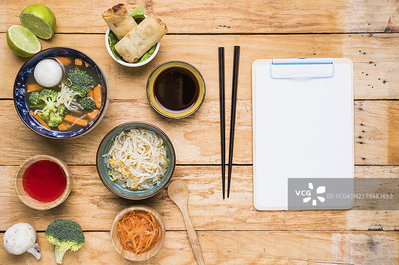 泰式汤、春卷、酱汁和豆芽图片素材