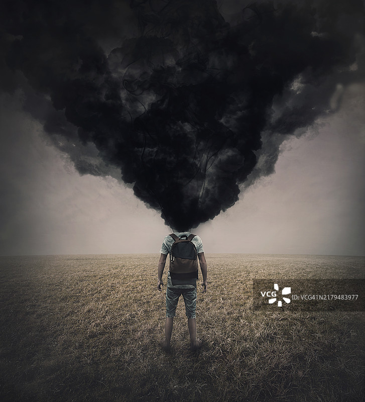 超现实场景：孤独男子身处田野，头部被浓烈黑烟取代。疲惫恼怒的人正遭受情感危机，精神崩溃爆发，表现了压抑和绝望的概念图片素材