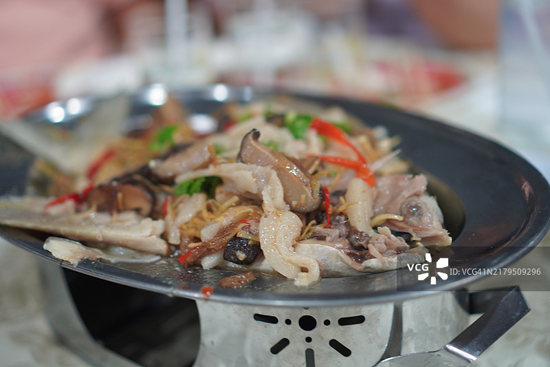 清蒸鲈鱼配酱油图片素材