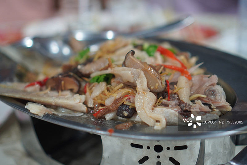 清蒸鲈鱼配酱油图片素材