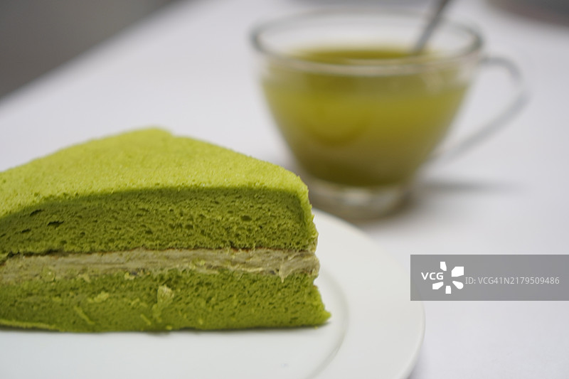抹茶奶油夹心戚风蛋糕图片素材