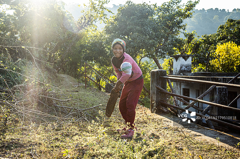 印度乡村儿童在玩板球图片素材